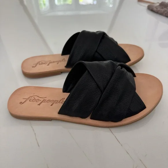 Free People CRISS-CROSS FRONT SLIDES
Size 37 medium, US size 6 1/2
Price $68 - Picture 4 of 5